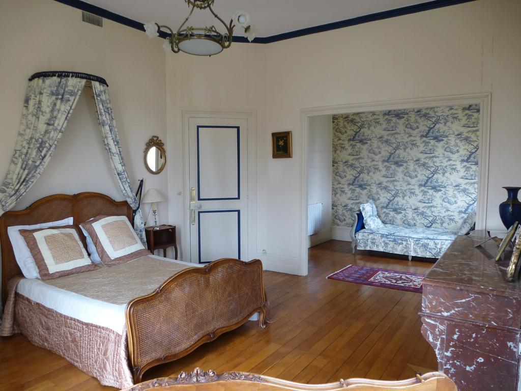 Chateau De La Voute Bed & Breakfast Troo Room photo